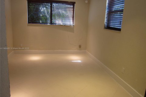 House in Miami, Florida 3 bedrooms, 121.98 sq.m. № 1896391 - photo 16