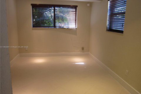 House in Miami, Florida 3 bedrooms, 121.98 sq.m. № 1896391 - photo 15