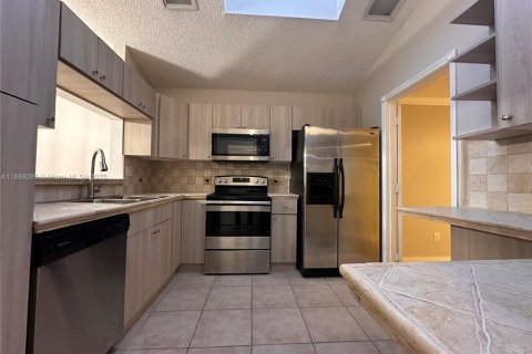 Villa ou maison à louer à Miami, Floride: 3 chambres, 110.09 m2 № 1932306 - photo 10