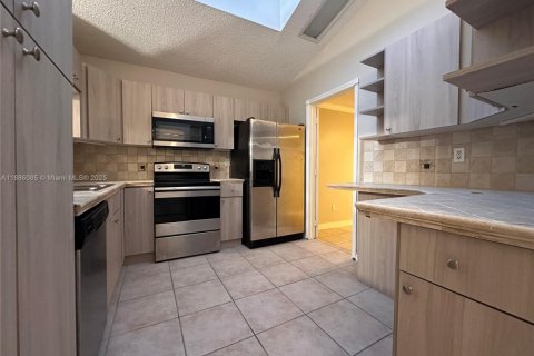 Villa ou maison à louer à Miami, Floride: 3 chambres, 110.09 m2 № 1932306 - photo 11