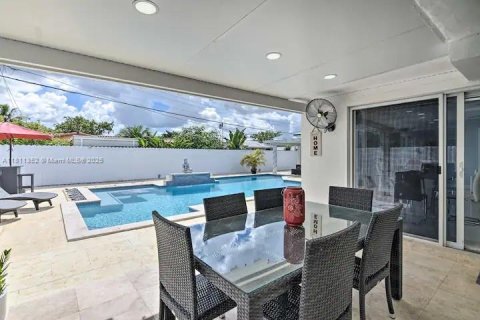 Casa en venta en Hialeah, Florida, 6 dormitorios, 229.38 m2 № 1768583 - foto 29