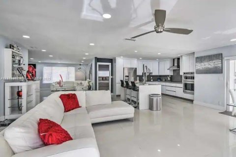 Casa en venta en Hialeah, Florida, 6 dormitorios, 229.38 m2 № 1768583 - foto 2