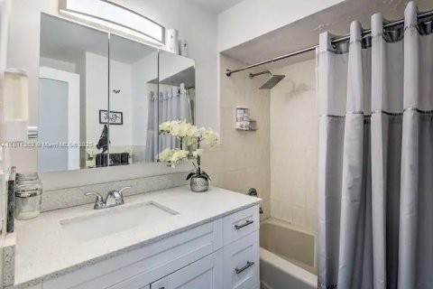 Casa en venta en Hialeah, Florida, 6 dormitorios, 229.38 m2 № 1768583 - foto 17