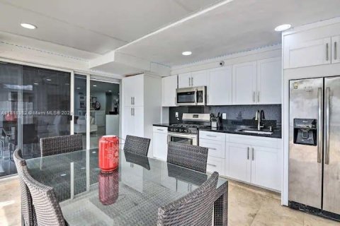 Casa en venta en Hialeah, Florida, 6 dormitorios, 229.38 m2 № 1768583 - foto 10