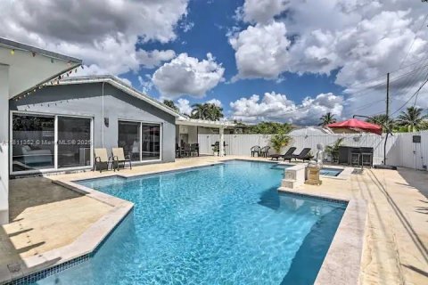 Casa en venta en Hialeah, Florida, 6 dormitorios, 229.38 m2 № 1768583 - foto 25
