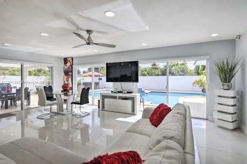 Casa en venta en Hialeah, Florida, 6 dormitorios, 229.38 m2 № 1768583 - foto 3