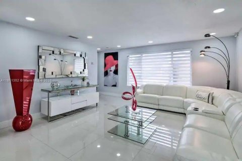Casa en venta en Hialeah, Florida, 6 dormitorios, 229.38 m2 № 1768583 - foto 4