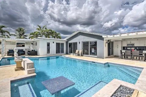 Casa en venta en Hialeah, Florida, 6 dormitorios, 229.38 m2 № 1768583 - foto 1