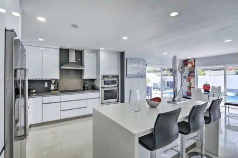 Casa en venta en Hialeah, Florida, 6 dormitorios, 229.38 m2 № 1768583 - foto 9