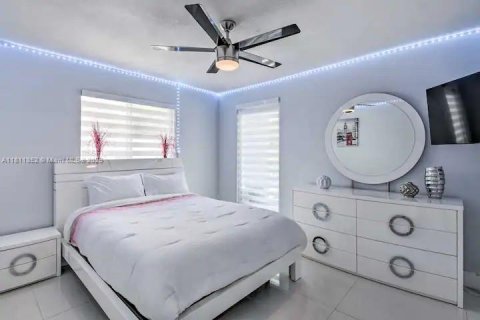 Casa en venta en Hialeah, Florida, 6 dormitorios, 229.38 m2 № 1768583 - foto 16