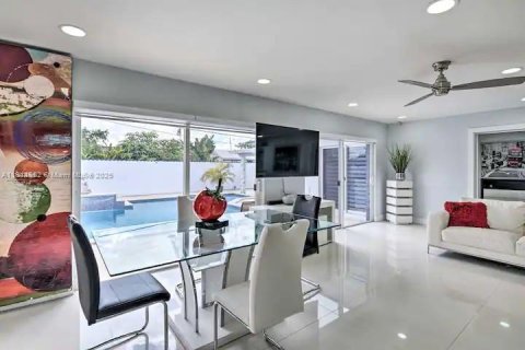 Casa en venta en Hialeah, Florida, 6 dormitorios, 229.38 m2 № 1768583 - foto 8