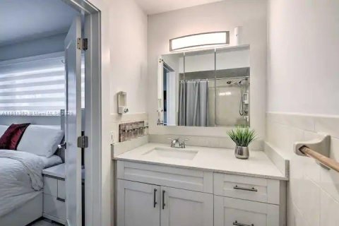 Casa en venta en Hialeah, Florida, 6 dormitorios, 229.38 m2 № 1768583 - foto 18