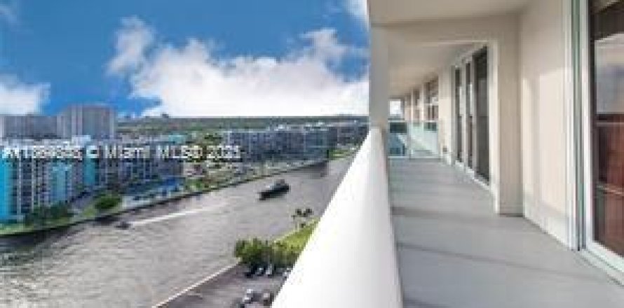 Кондоминиум с 2 спальнями в Холливуд, Флорида № 2035572