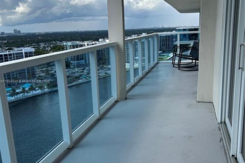 Снять в аренду кондоминиум в Холливуд, Флорида 2 спальни, 167.22м2, № 2035572 - фото 9