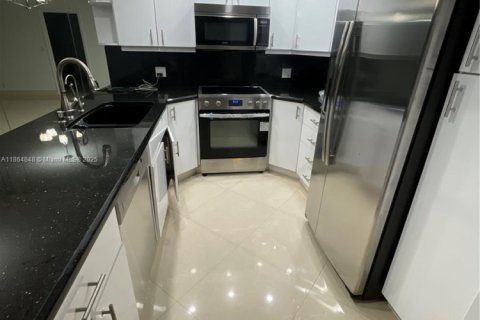 Снять в аренду кондоминиум в Холливуд, Флорида 2 спальни, 167.22м2, № 2035572 - фото 24