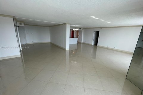 Снять в аренду кондоминиум в Холливуд, Флорида 2 спальни, 167.22м2, № 2035572 - фото 15