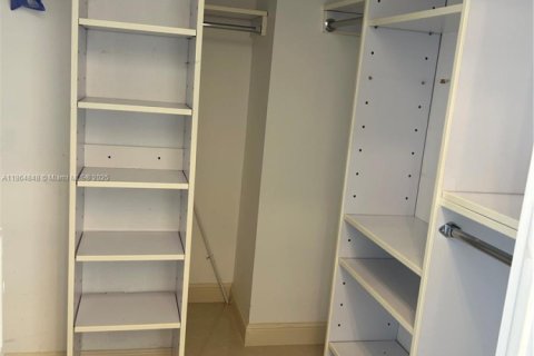 Снять в аренду кондоминиум в Холливуд, Флорида 2 спальни, 167.22м2, № 2035572 - фото 11