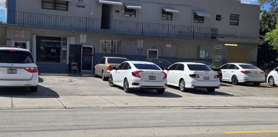 Commercial property in Dania Beach, Florida № 2187401