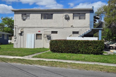 Commercial property in Dania Beach, Florida № 2187401 - photo 2