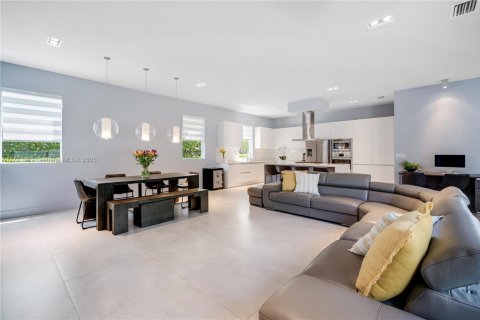 Купить виллу или дом в Дорал, Флорида 4 спальни, 336.68м2, № 1705769 - фото 2