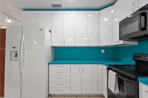 House in Miami, Florida 4 bedrooms, 156.73 sq.m. № 1896702 - photo 6