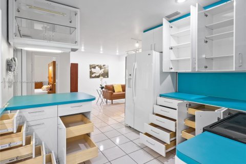 House in Miami, Florida 4 bedrooms, 156.73 sq.m. № 1896702 - photo 10