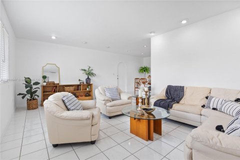 House in Miami, Florida 4 bedrooms, 156.73 sq.m. № 1896702 - photo 2