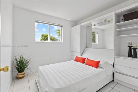 House in Miami, Florida 4 bedrooms, 156.73 sq.m. № 1896702 - photo 21