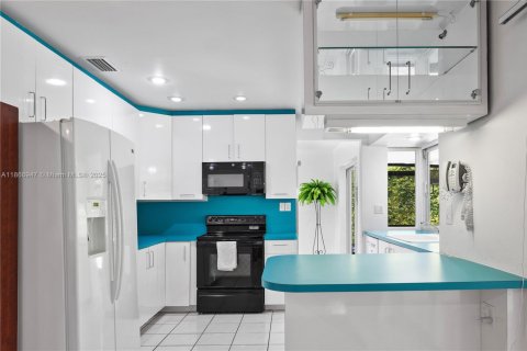 House in Miami, Florida 4 bedrooms, 156.73 sq.m. № 1896702 - photo 7