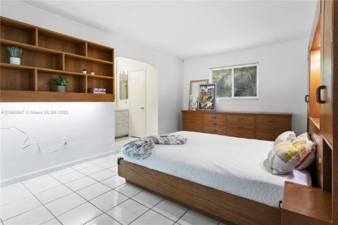House in Miami, Florida 4 bedrooms, 156.73 sq.m. № 1896702 - photo 15