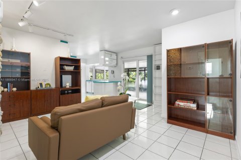 House in Miami, Florida 4 bedrooms, 156.73 sq.m. № 1896702 - photo 12