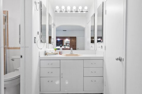 House in Miami, Florida 4 bedrooms, 156.73 sq.m. № 1896702 - photo 19
