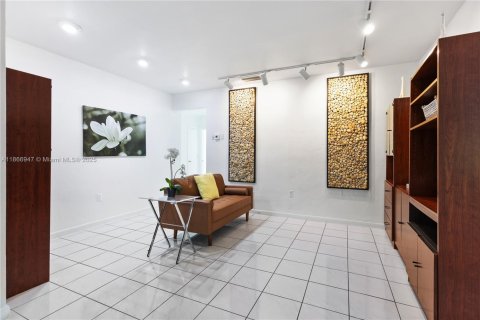 House in Miami, Florida 4 bedrooms, 156.73 sq.m. № 1896702 - photo 13