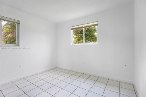 House in Miami, Florida 4 bedrooms, 156.73 sq.m. № 1896702 - photo 22