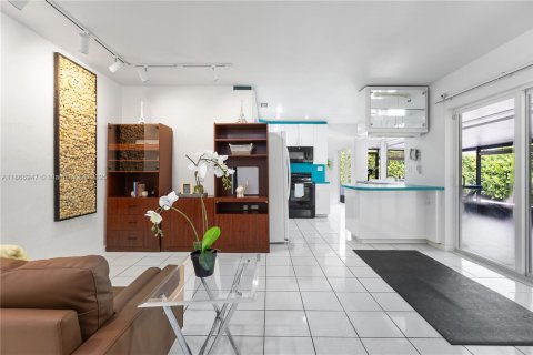 House in Miami, Florida 4 bedrooms, 156.73 sq.m. № 1896702 - photo 11