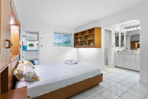 House in Miami, Florida 4 bedrooms, 156.73 sq.m. № 1896702 - photo 17