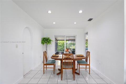 House in Miami, Florida 4 bedrooms, 156.73 sq.m. № 1896702 - photo 5
