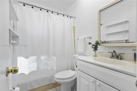 House in Miami, Florida 4 bedrooms, 156.73 sq.m. № 1896702 - photo 24