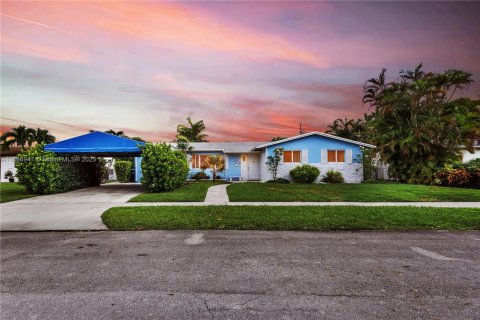 House in Miami, Florida 4 bedrooms, 156.73 sq.m. № 1896702 - photo 29