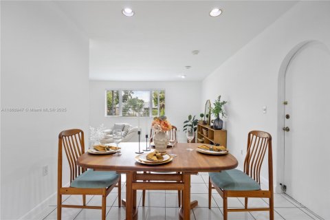 House in Miami, Florida 4 bedrooms, 156.73 sq.m. № 1896702 - photo 3