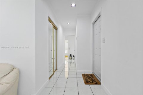 House in Miami, Florida 4 bedrooms, 156.73 sq.m. № 1896702 - photo 14