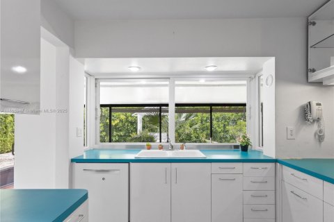 House in Miami, Florida 4 bedrooms, 156.73 sq.m. № 1896702 - photo 8
