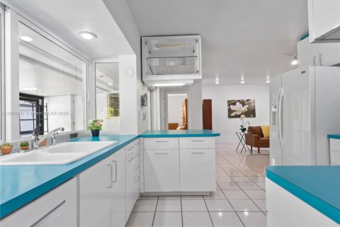 House in Miami, Florida 4 bedrooms, 156.73 sq.m. № 1896702 - photo 9