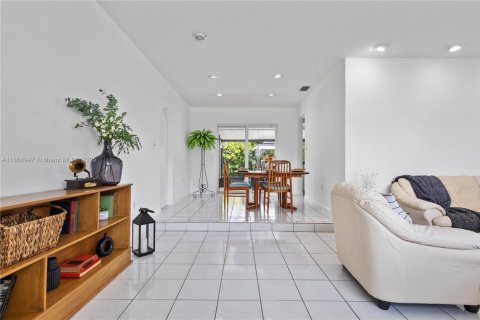 House in Miami, Florida 4 bedrooms, 156.73 sq.m. № 1896702 - photo 4