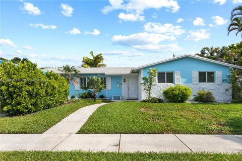 House in Miami, Florida 4 bedrooms, 156.73 sq.m. № 1896702 - photo 1