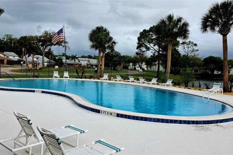 Townhouse in New Smyrna Beach, Florida 2 bedrooms, 192.77 sq.m. № 2196011 - photo 2