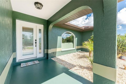 House in Port Charlotte, Florida 3 bedrooms, 139.91 sq.m. № 1893911 - photo 3