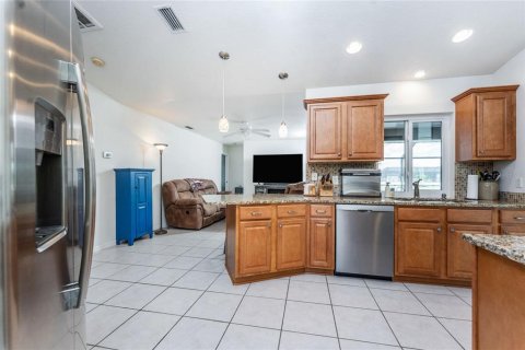 House in Port Charlotte, Florida 3 bedrooms, 139.91 sq.m. № 1893911 - photo 19