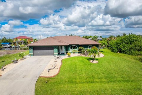House in Port Charlotte, Florida 3 bedrooms, 139.91 sq.m. № 1893911 - photo 1