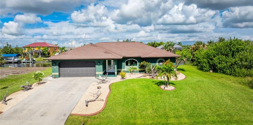 House in Port Charlotte, Florida 3 bedrooms, 139.91 sq.m. № 1893911